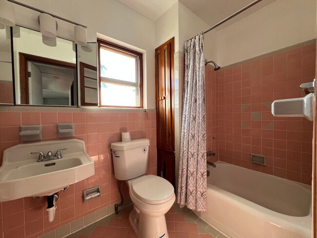 Building Photo - $1,475 ** Annual Lease (Includes Water/Electric/Lawn) * 1 Bedroom / 1 Bath * DUPLEX * Historic, D...