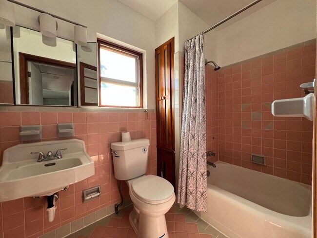 Building Photo - $1,500 ** Annual Lease (Includes Water/Electric/Lawn) * 1 Bedroom / 1 Bath * DUPLEX * Historic, D...