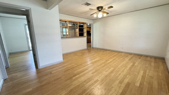 Building Photo - 207 Gulpha Dr