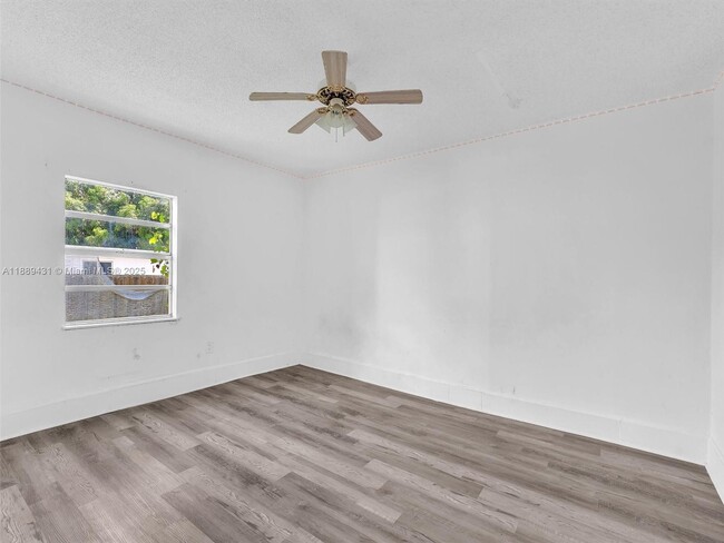 Building Photo - 1932 Dewey St