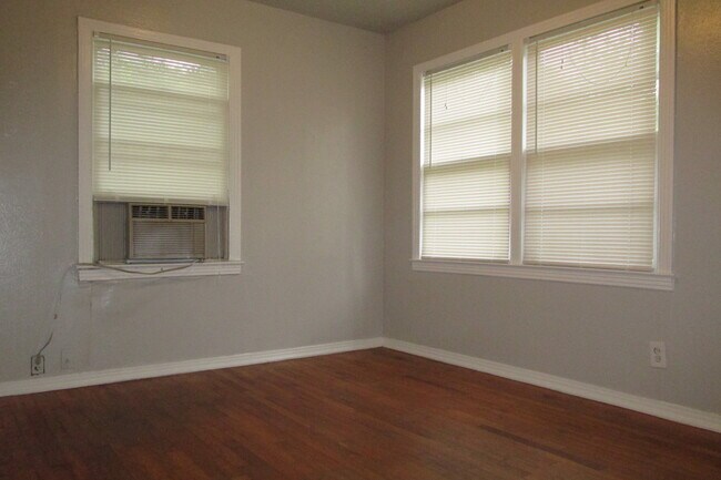 Building Photo - 2/1 with bonus room in Cherrywood Available August!