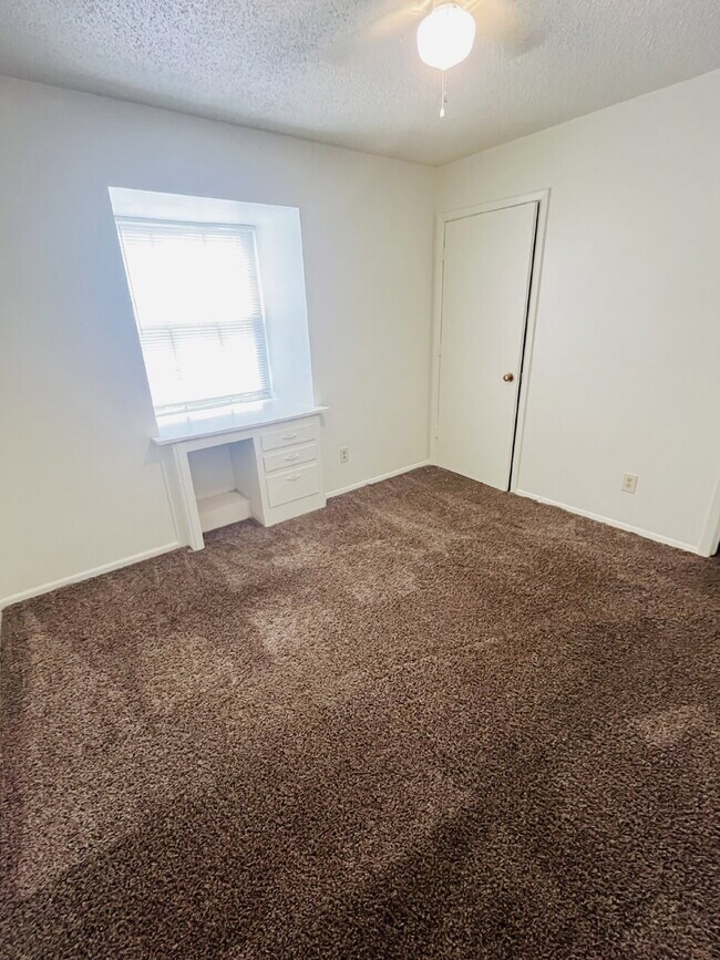 Building Photo - MOVE IN SPECIAL - 2 Bedroom Townhome