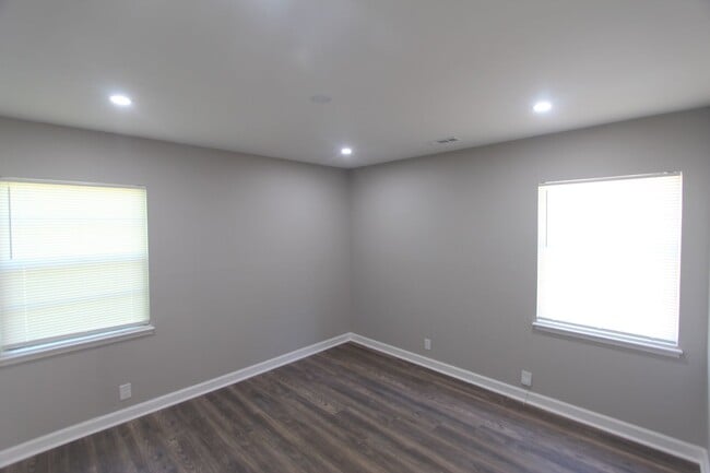 Building Photo - Cute ! Cute! Cute! New on the Market and Newly Renovated!