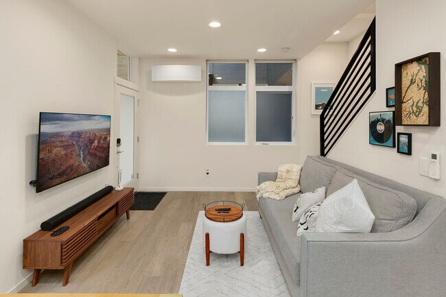 Building Photo - 319 Malden Ave E