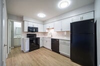 Building Photo - 651 Riverview Dr