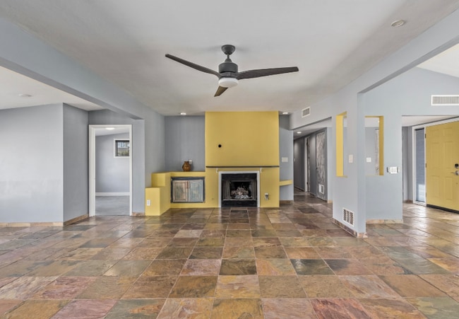 Building Photo - 5722 E Windsor Ave