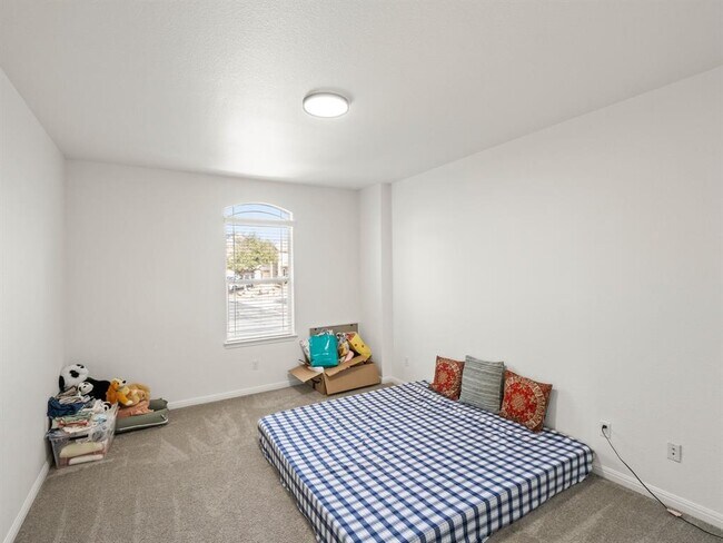 Building Photo - 4378 Green Tree Dr