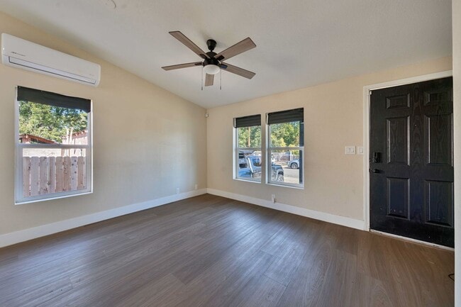 Building Photo - Charming 2-Bedroom Home with Updated Kitch...