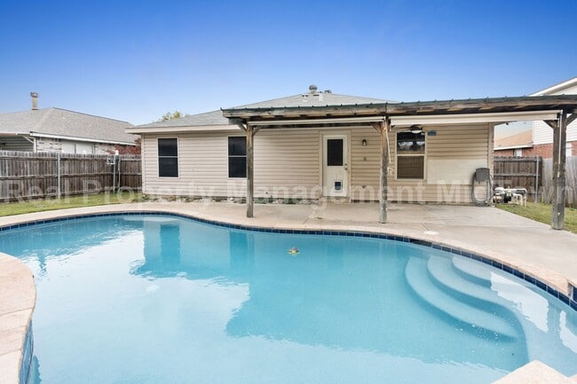 Primary Photo - Beautiful 3 - Bedroom Home with pool in Ar...