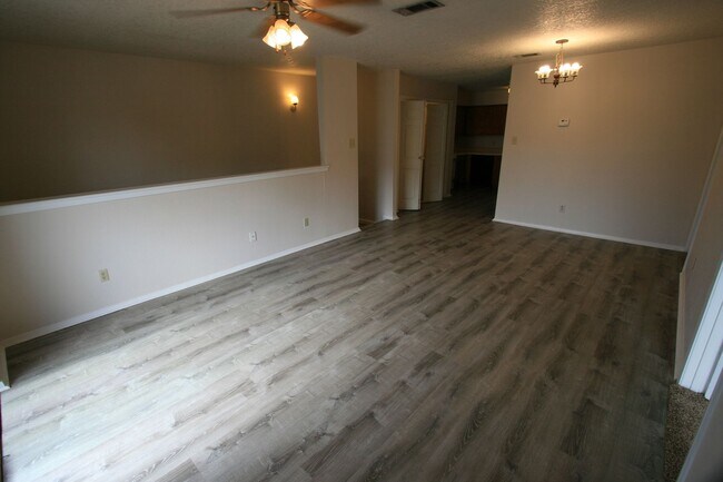 Building Photo - 1102 Spring Loop