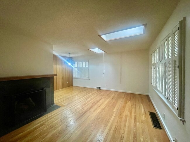 Building Photo - 3245 31st Ave W