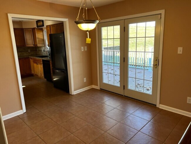 Building Photo - Oak Ridge 37830 - 3 bedroom, 1.5 bath home upstairs only with basement bonus room - Call Troy Ada...