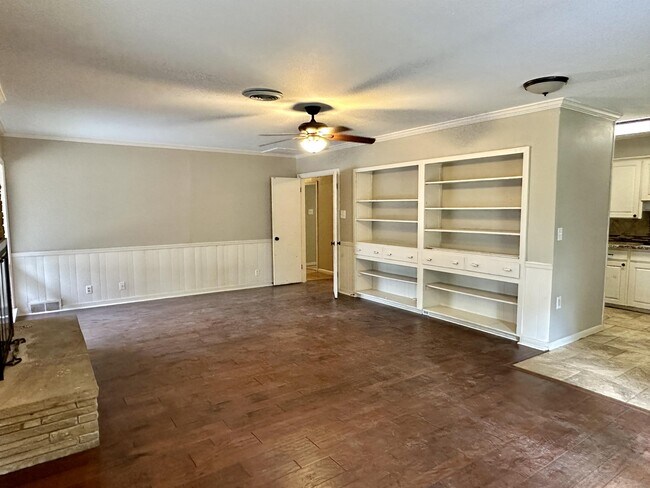 Building Photo - 1926 Laurelwood Dr