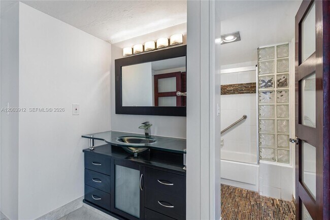 Building Photo - 3375 N Country Club Dr