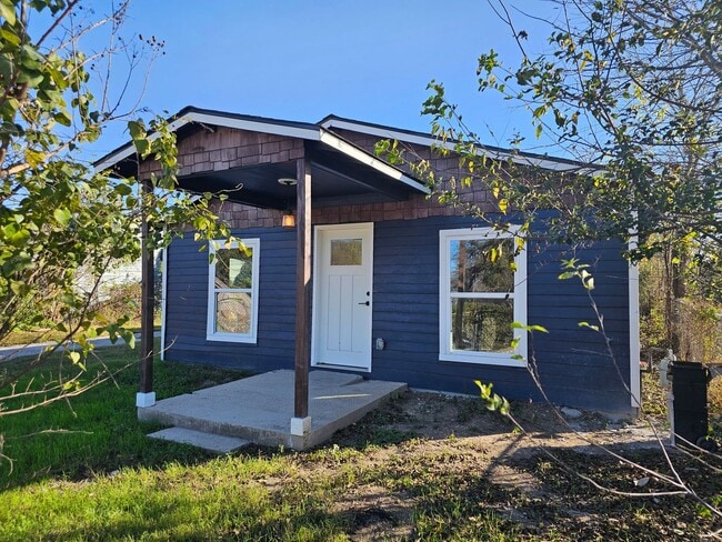 Building Photo - 1360 Essex St