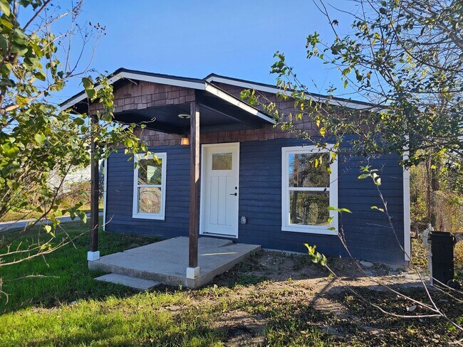 Building Photo - Beautifully Remodeled 3/1.5 Home in Historic Denver Heights with Modern Upgrades and a Park-Like ...