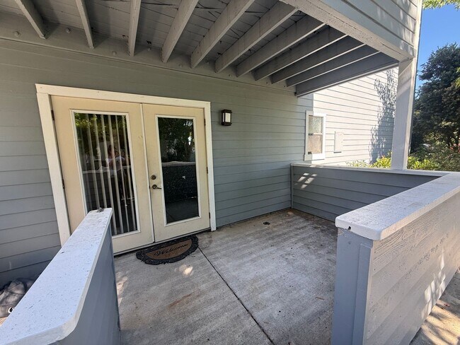 Building Photo - 2 BR/2BA Condo close to shopping, restaurants and beaches