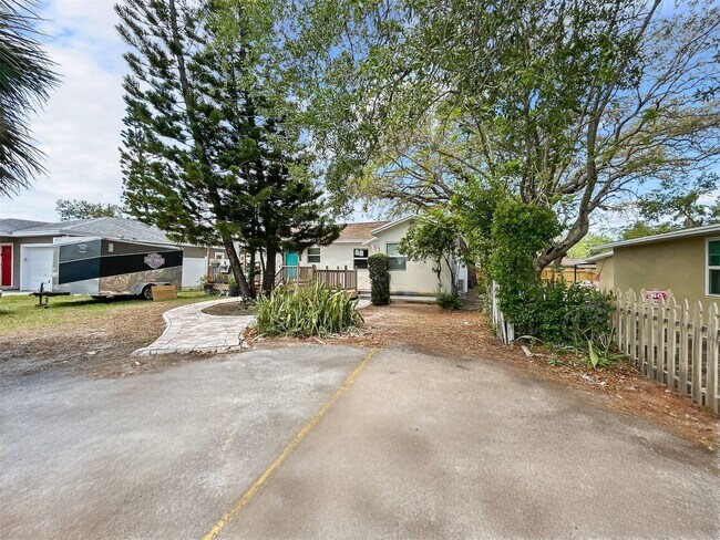 Building Photo - Beautifully Renovated 1 Bed | 1 Bath – Move-In Ready in the Heart of Clearwater!