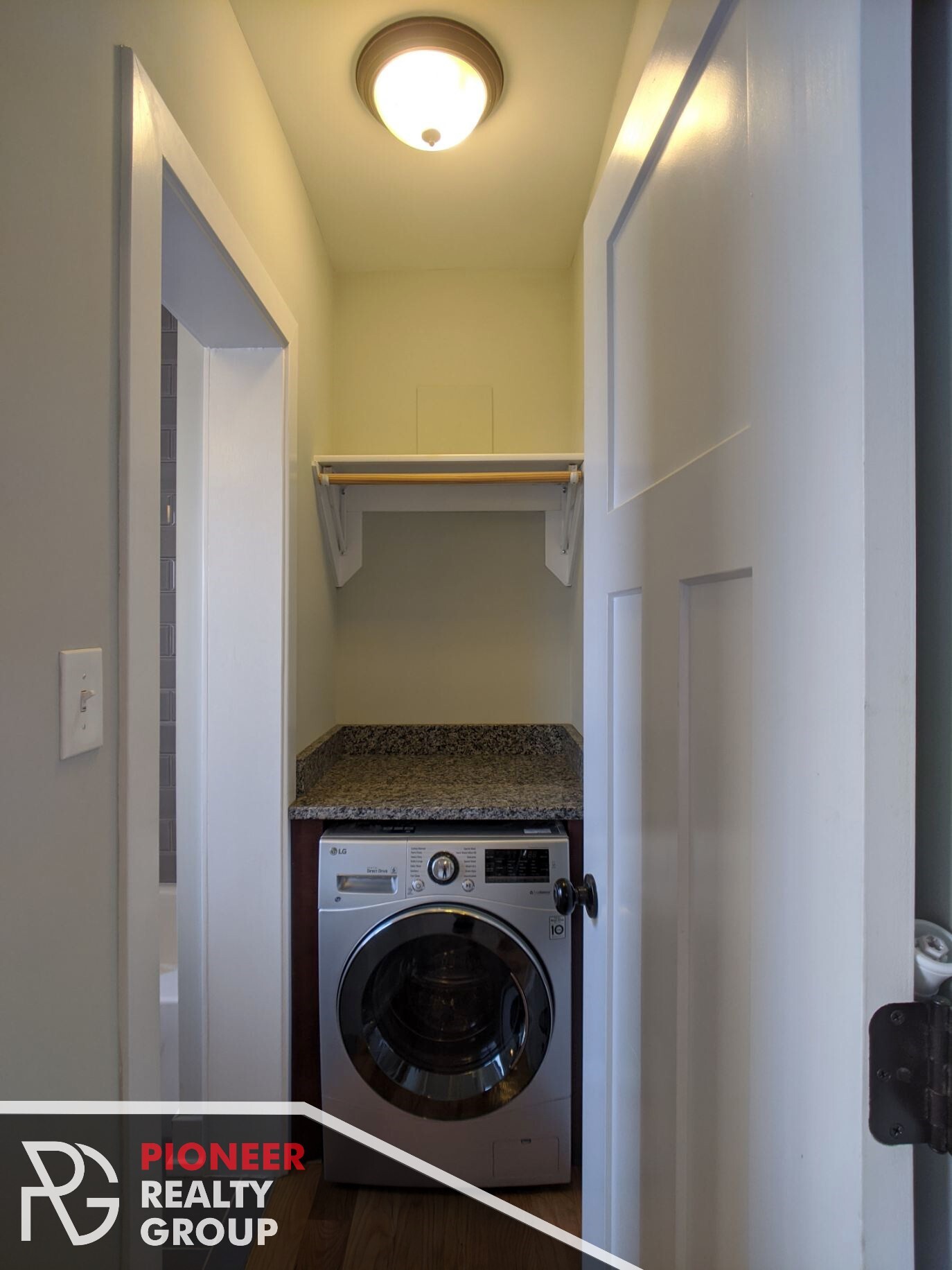 Building Photo - 560 W Arlington Pl