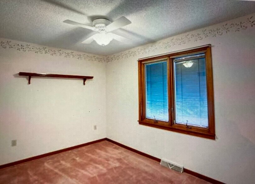 Building Photo - 418 W Oak St