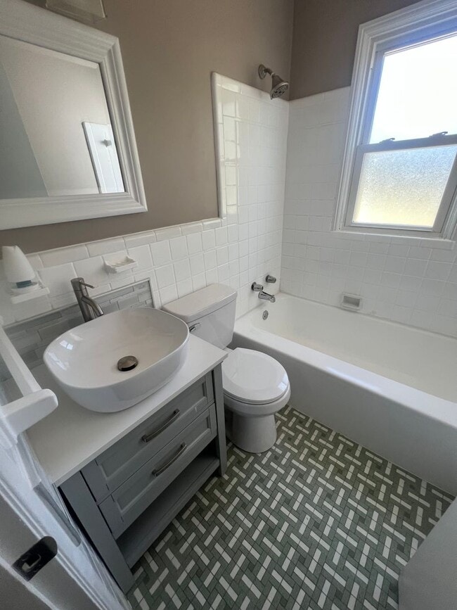 Building Photo - 3 Bedroom One Bath House in Bissell Hills ...