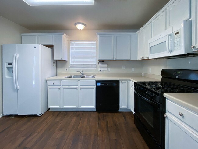 Building Photo - Spacious 4/BR 2.5/BA Two-Story Home with F...