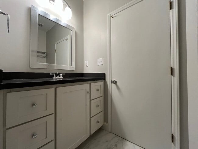 Building Photo - 501 Fenton Pl