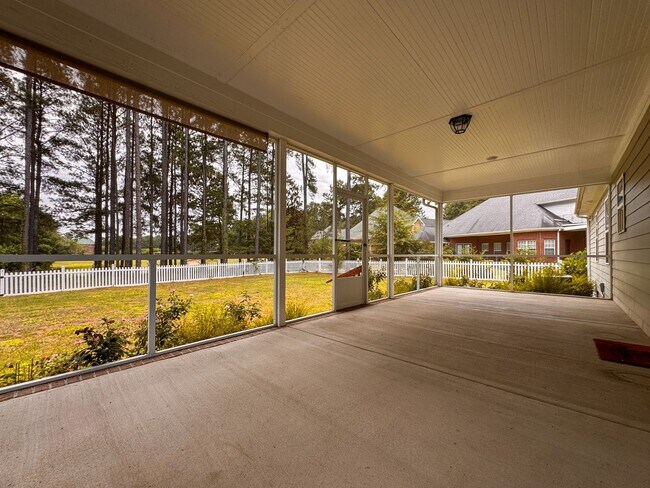 Building Photo - Gorgeous 4 Bed 3.5 Bath Executive Home with Community Amenities