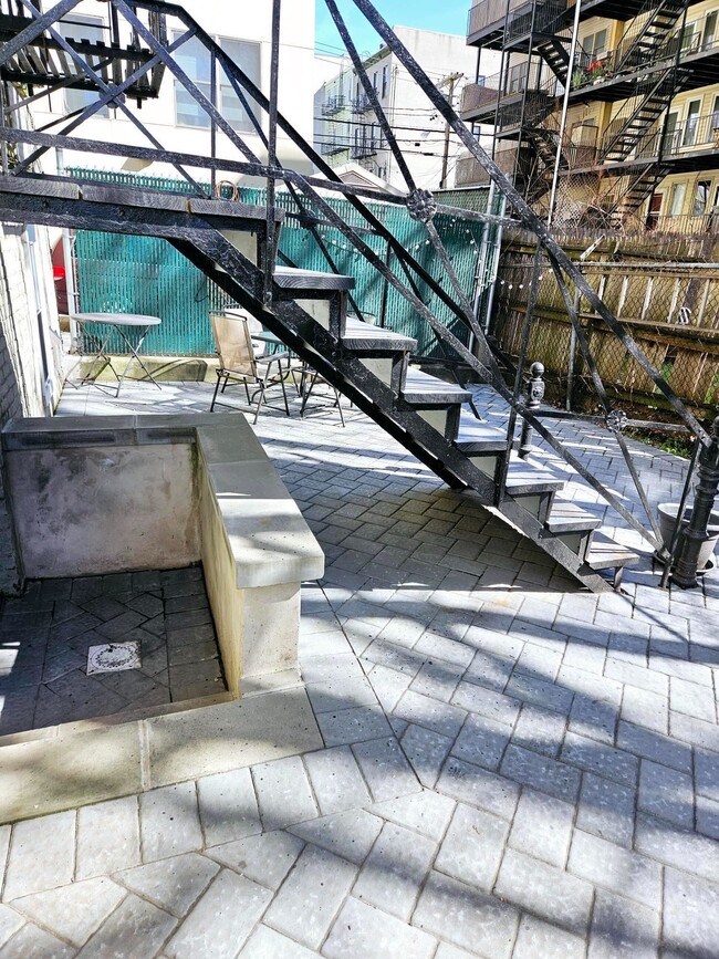 Building Photo - 327 Jackson St