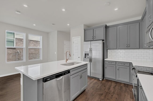 Building Photo - 5084 Dayflower Dr