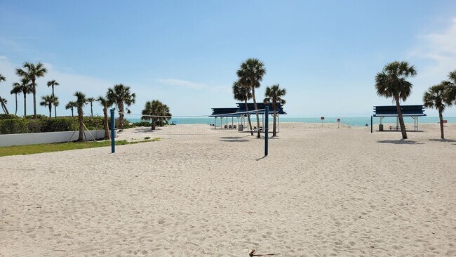 Building Photo - Seasonal/short term renovated 3/3 villa with golf course views on Longboat Key!