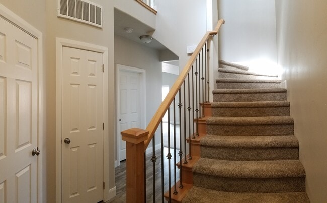 Building Photo - **Move-In Discount**3 bed -2.5 bath - Newer townhome in the heart of Cedar City!