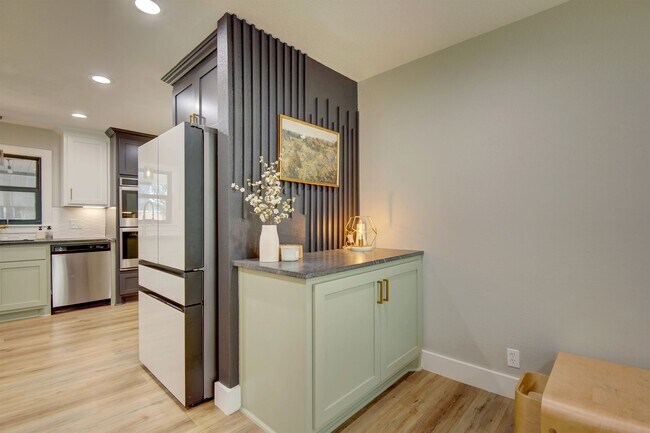 Building Photo - Gorgeous, updated home, turn-key and ready...