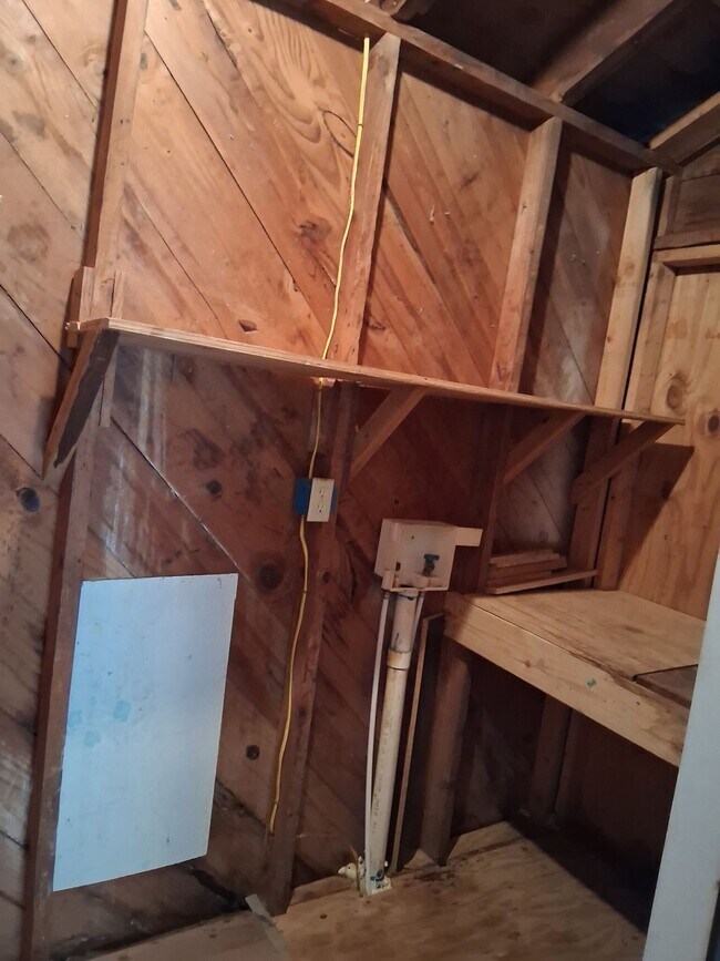 Building Photo - 647 Robinhood Rd