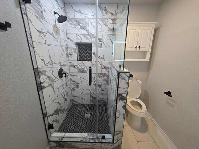 Building Photo - Hilltop 3 Bedroom, 2 Bath, 2 Car Garage Pr...