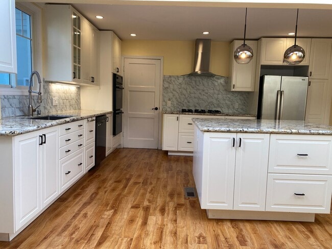 Building Photo - REDWOOD CITY - Beautifully Updated 3BR/2BA