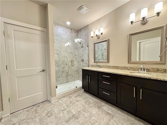 Building Photo - 707 NE Hts Ln