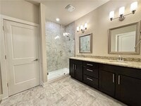 Building Photo - 707 NE Hts Ln