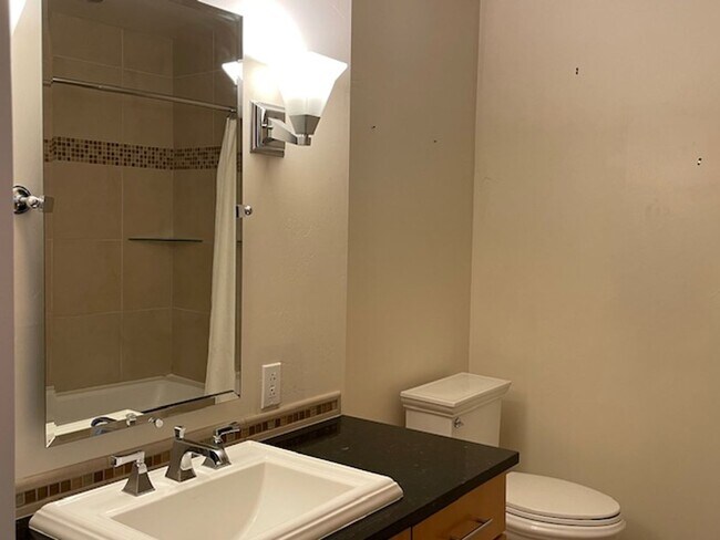 Building Photo - 2 Bedroom 2 Bath