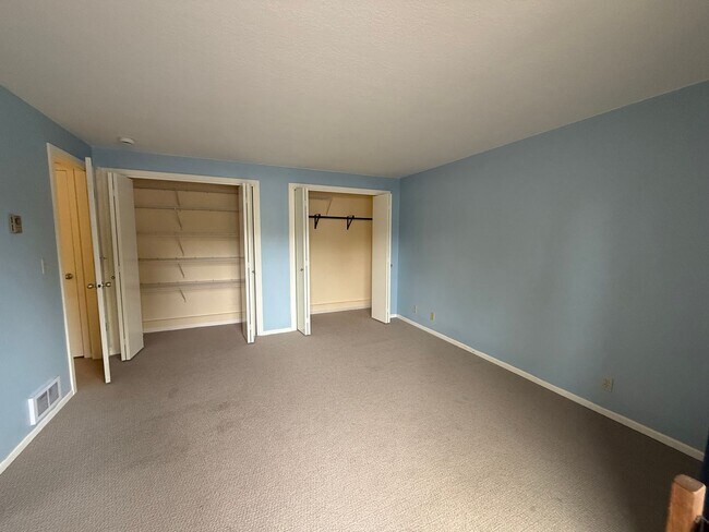 Building Photo - 2 Bed/2.5 Bath Townhome with Garage, Pool and Tennis Court