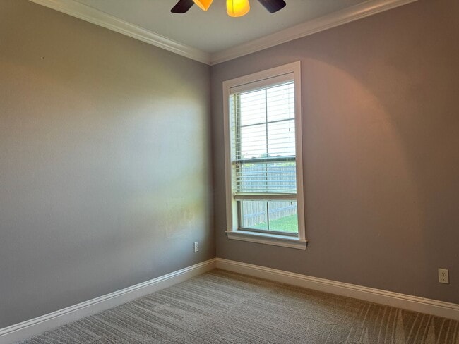 Building Photo - Gated community with community POOL!!!!