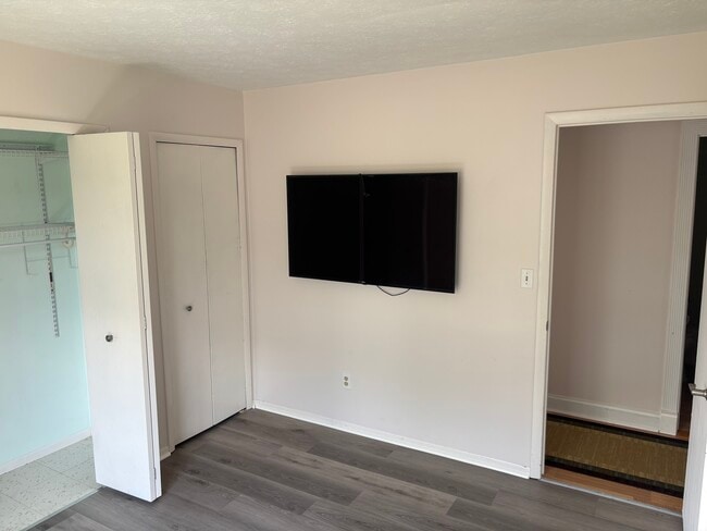 Building Photo - 250 Deepwood Dr