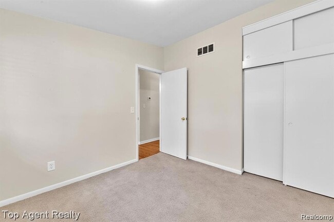 Building Photo - 881 Brooklawn Dr