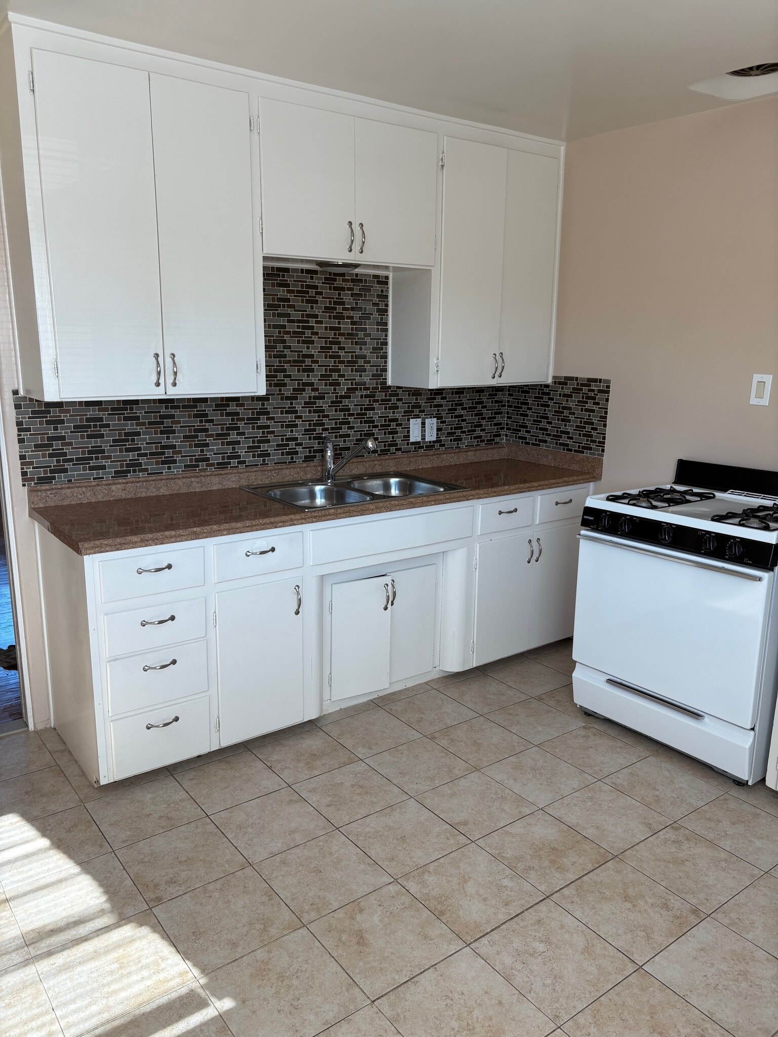 Kitchen - 5141 Dailey Ct