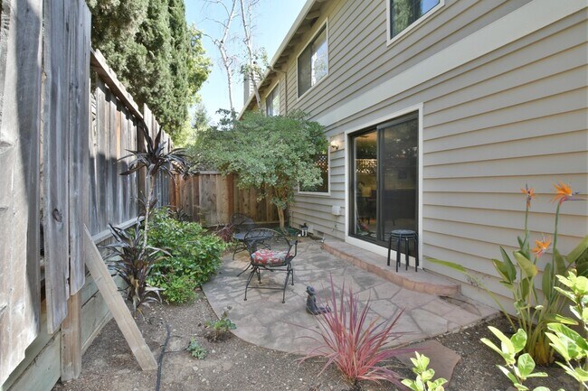 Building Photo - Chic Campbell End Unit Townhouse with 2 Bedrooms, Loft & 2.5 Baths
