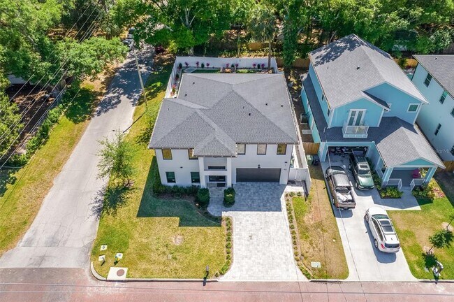 Building Photo - 902 W Plymouth St