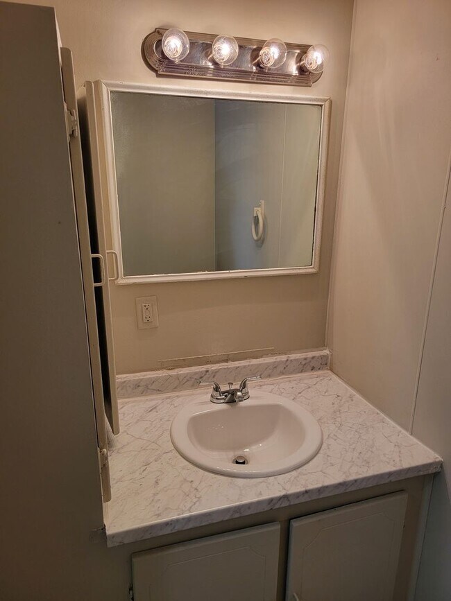 Building Photo - Spacious 3 Bed 1 bath home