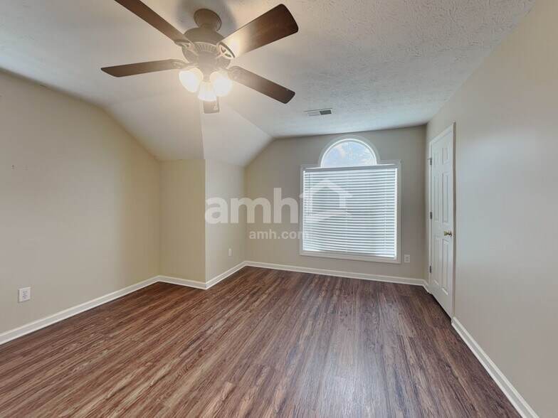 Building Photo - 3052 Lake Park Trail