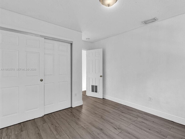 Building Photo - 2512 NW 9th Pl