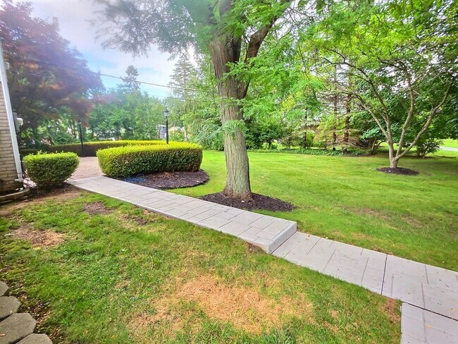 Building Photo - 28618 Balmoral Way